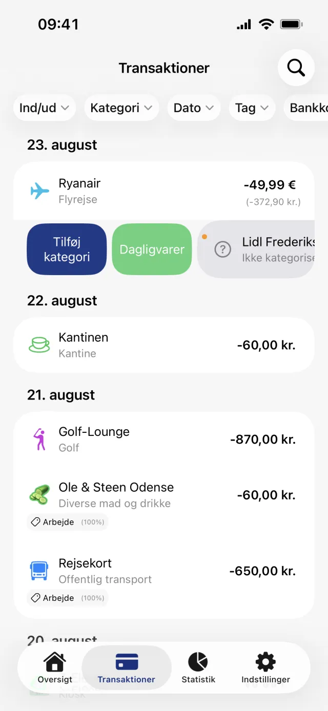 Fanen Transaktioner med én række strøget åben, hvor Tilføj kategori står ved siden af en foreslået kategori