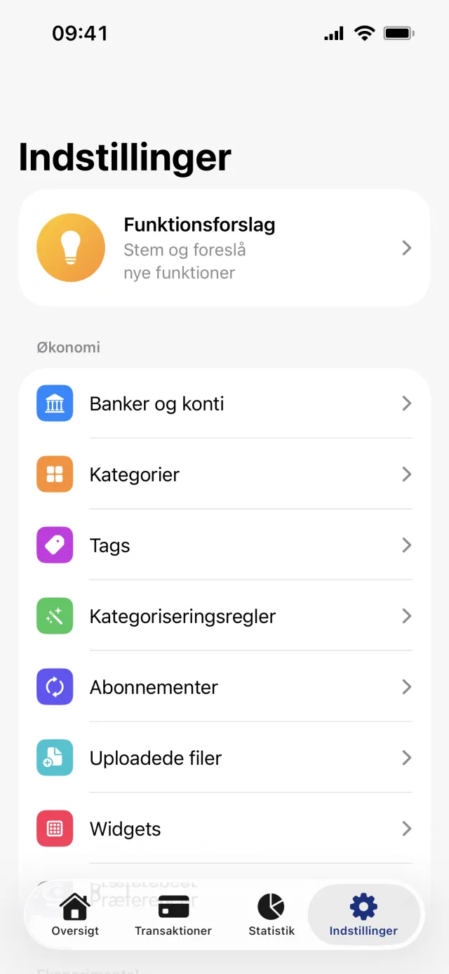 Fanen Indstillinger: Funktionsforslag øverst og Økonomi-listen fra Banker og konti ned til Widgets