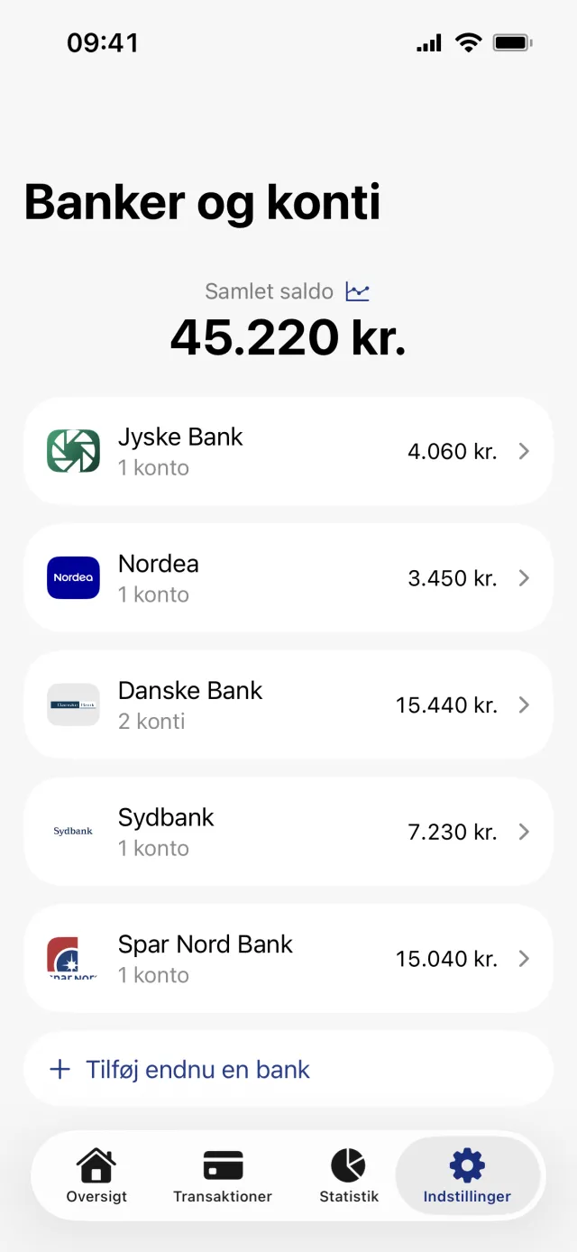 Skærmen Banker og konti med samlet saldo 45.220 kr., fem bankrækker med hver sin saldo og Tilføj endnu en bank nederst