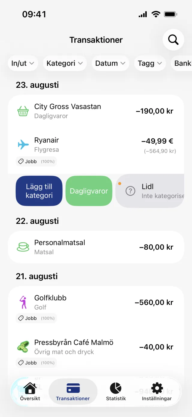 Fliken Transaktioner med en rad svept öppen, där Lägg till kategori står bredvid en föreslagen kategori